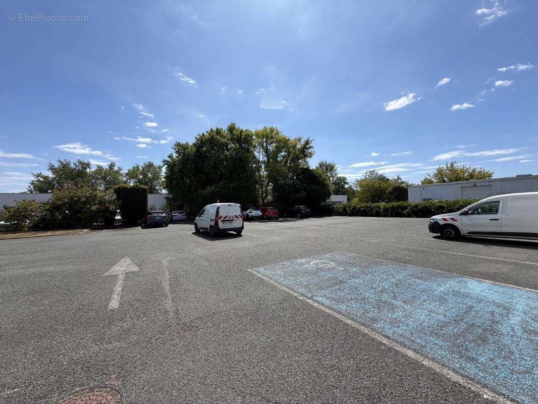 Commerce 1237 m² à Merignac  - photo 3