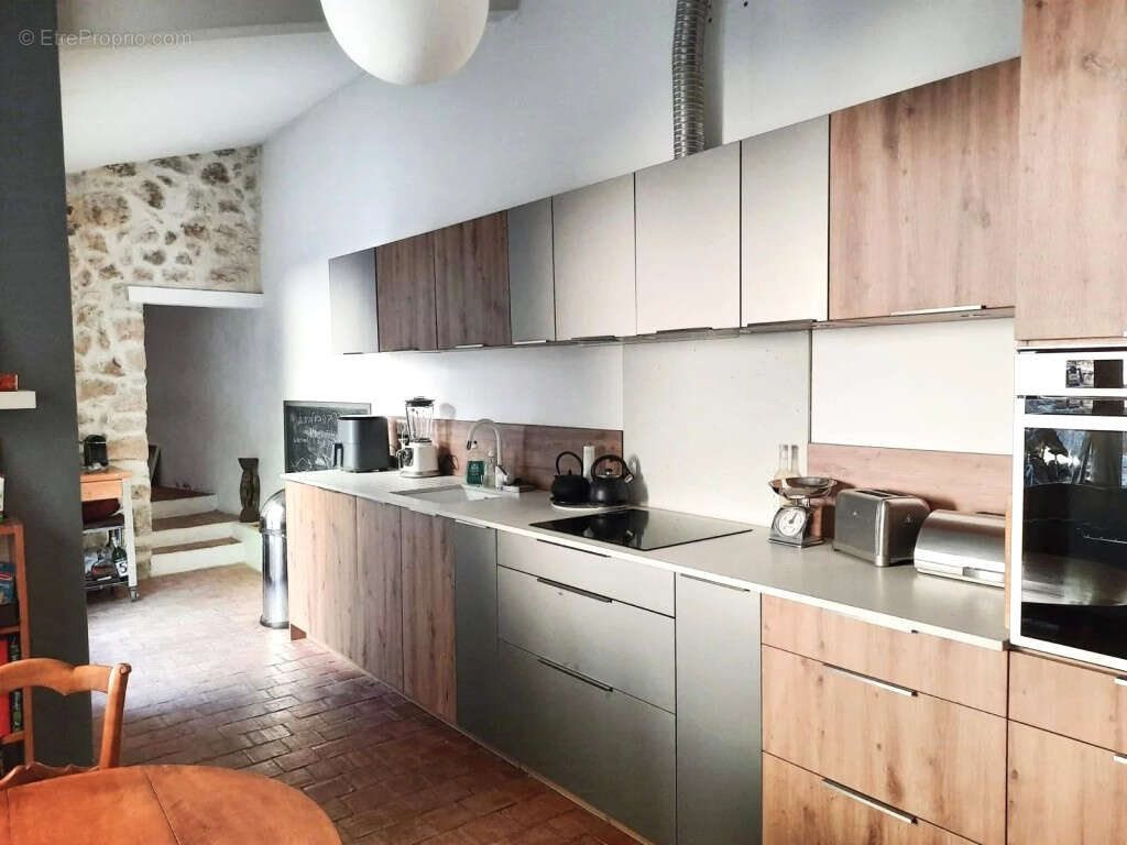 Maison à LA ROQUE-D&#039;ANTHERON