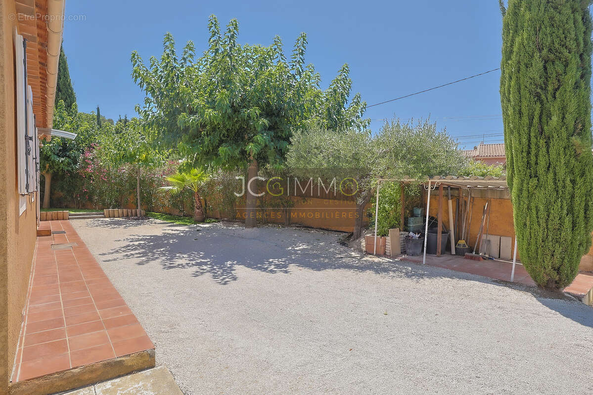 Villa T4 de plain-pied avec piscine et garage ! - photo 12
