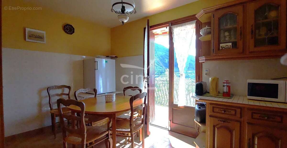 Maison traditionnelle avec terrain et garage - photo 2