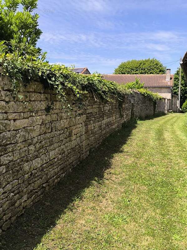 Maison à MAIRE-LEVESCAULT