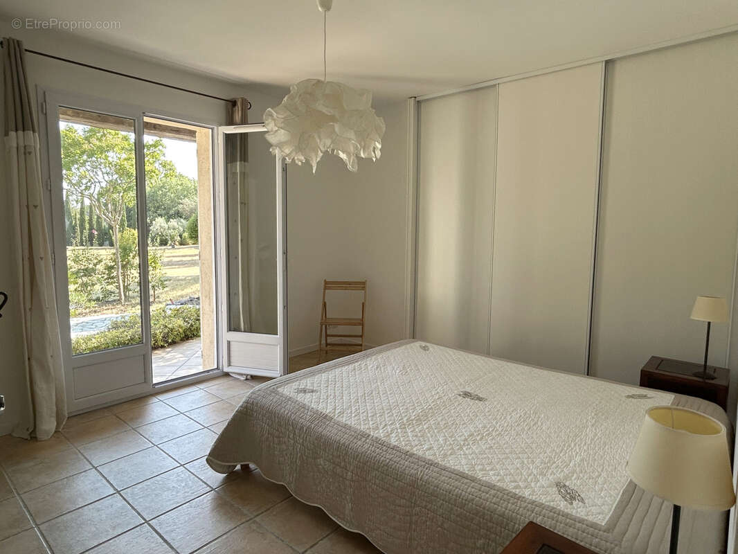 A 3 km d'Uzès, belle bastide sur 4200 m2 de terrain avec piscine. - photo 21