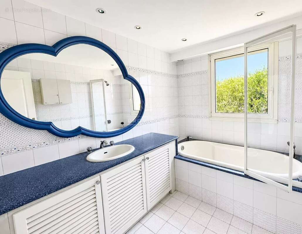 Le Cannet Europe - Villa 266 m², 5 chambres, piscine, jardin plat et vue mer - photo 15