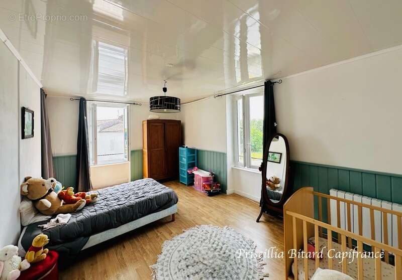 Maison de village de 141 m² avec dépendance et jardin. Beau potentiel - photo 8