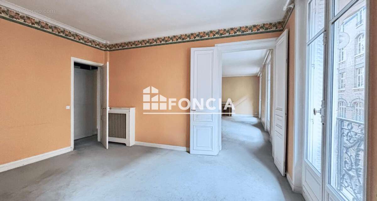 Appartement à PARIS-16E