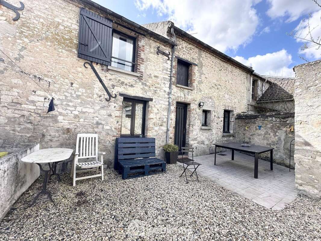 Jolie maison en pierres d'une surface habitable de 138 m² - Maison à MARCHAIS