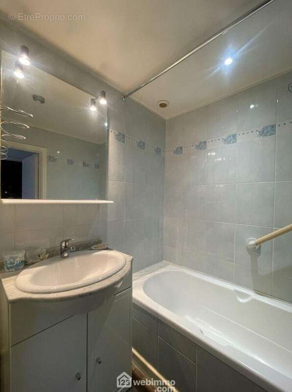 Salle de bains fonctionnelle avec WC indépendants. - Maison à SAINTE-MAXIME