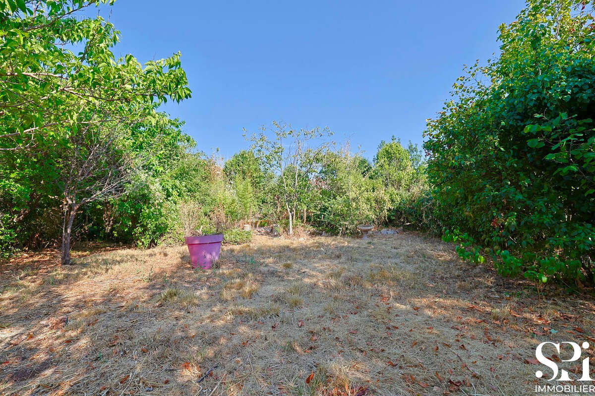 SOLLIES-PONT- Terrain constructible 180 m2 - photo 3