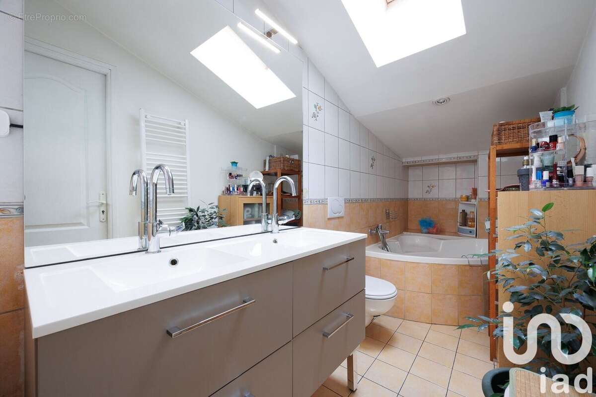 Photo 9 - Appartement à SAINT-GENIS-LES-OLLIERES