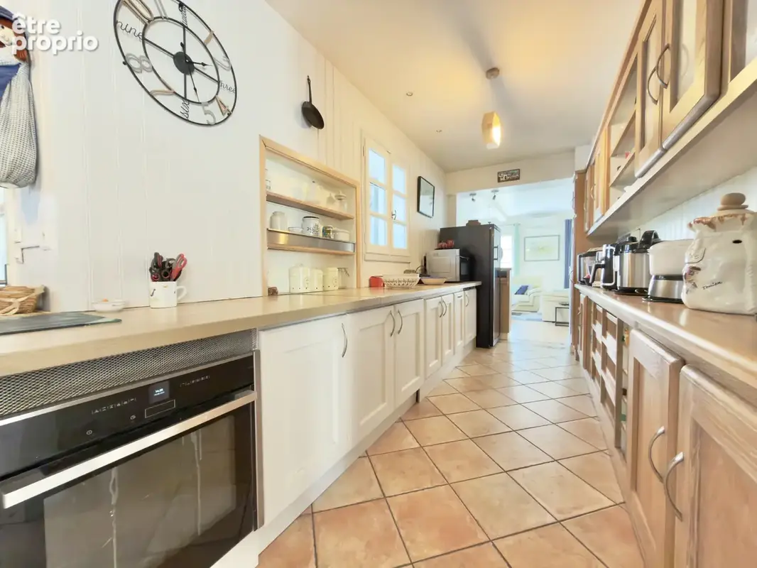 Villa d'exception avec piscine, jacuzzi, double garage et petit étang. - photo 17