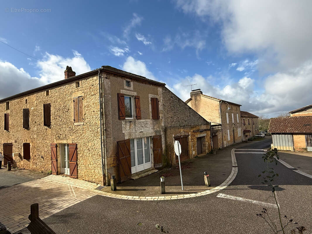 Maison à BLANQUEFORT-SUR-BRIOLANCE