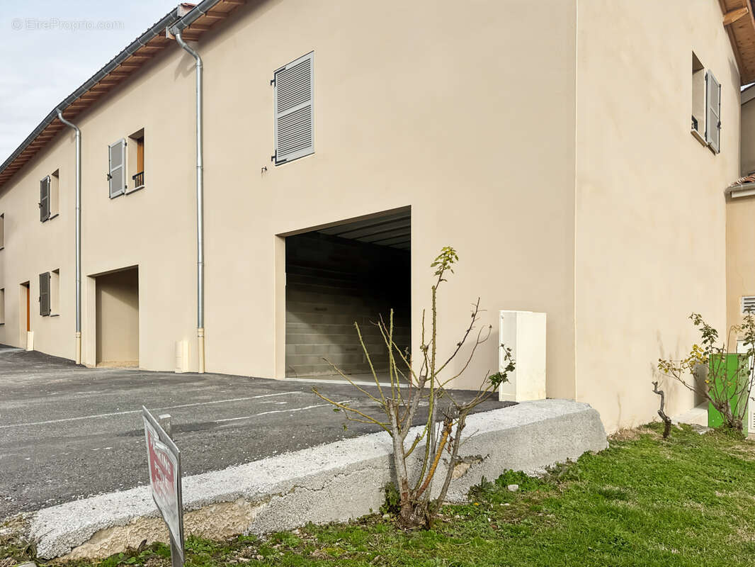 À Vendre Plateau neuf en Frais de Notaire réduits à finir d'Aménager   Proche Trévoux, Hyper-Centre Village - photo 2