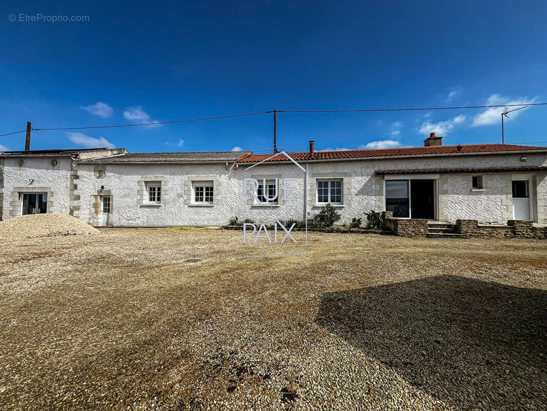 Maison à VENDEUVRE-DU-POITOU