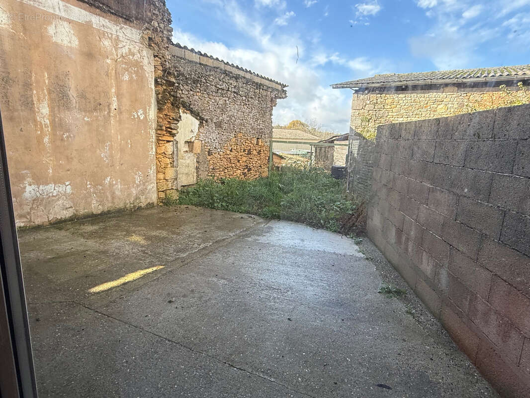 Maison à BLANQUEFORT-SUR-BRIOLANCE