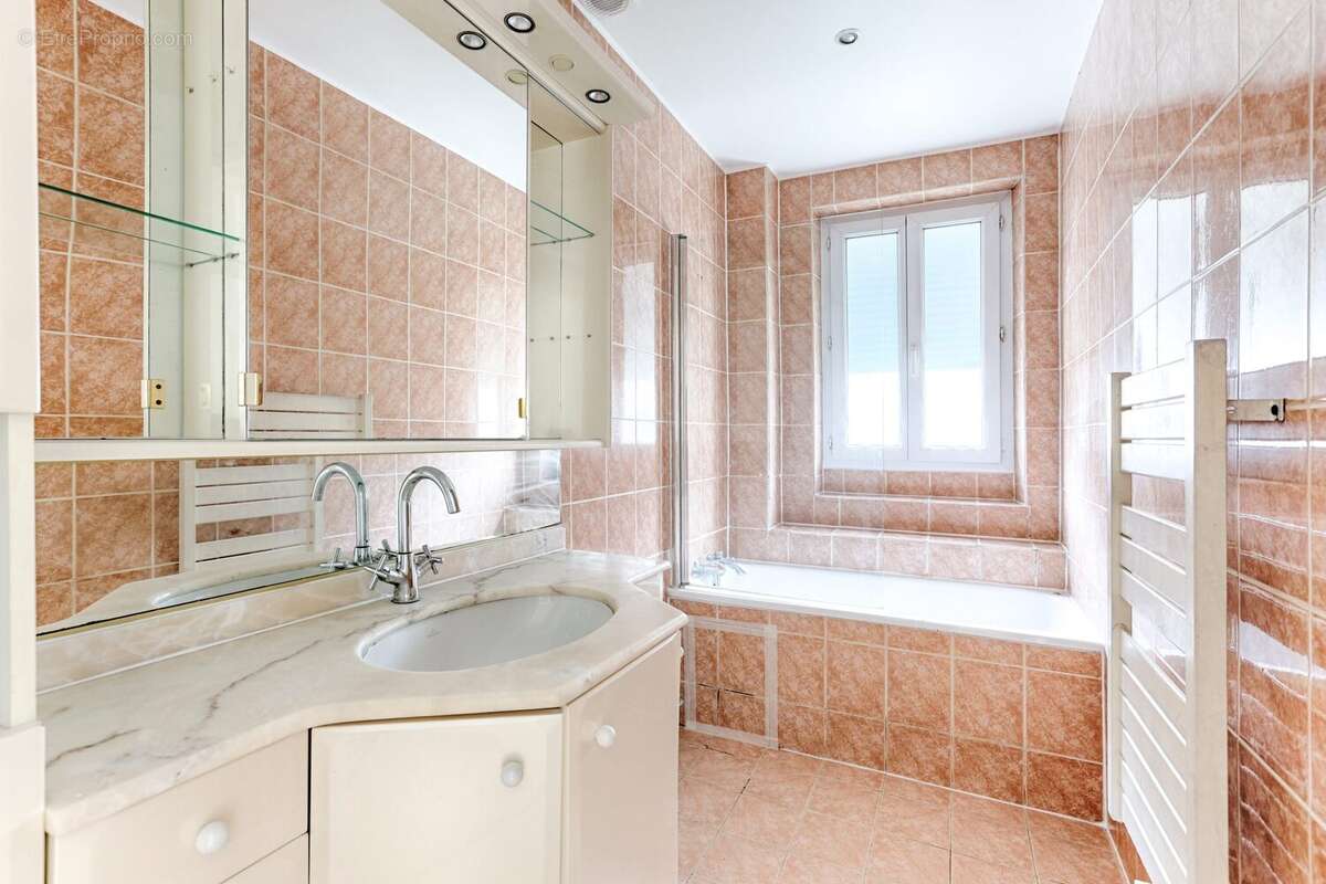 Appartement à LA GARENNE-COLOMBES