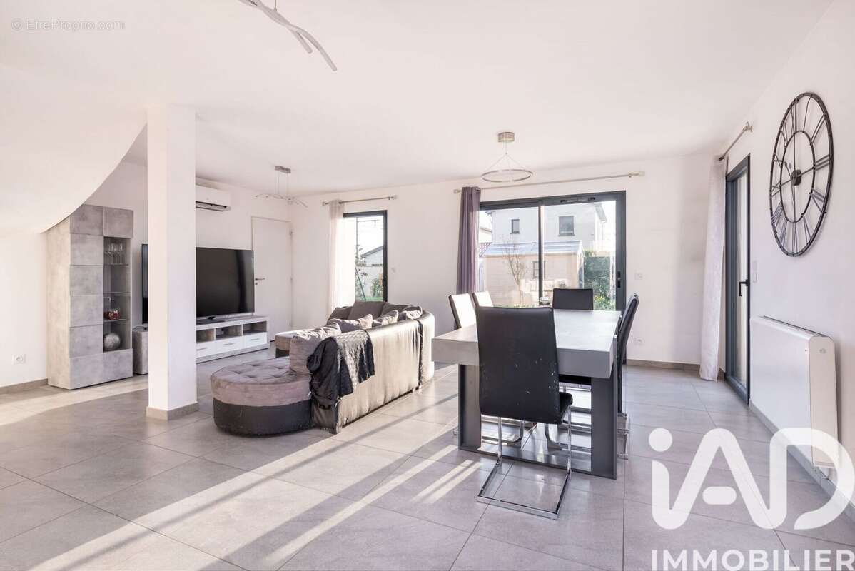 Maison 97 m² à Amberieux  - photo 2