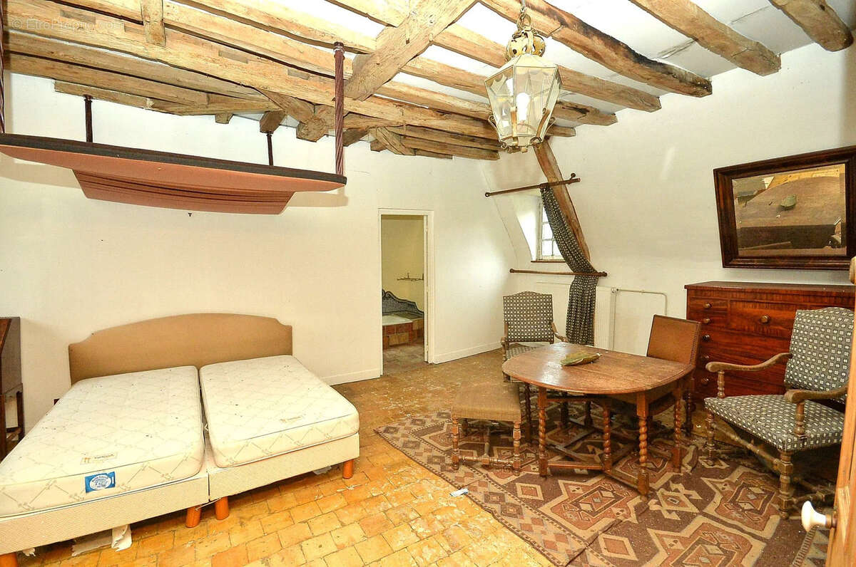 Maison à DOUAINS