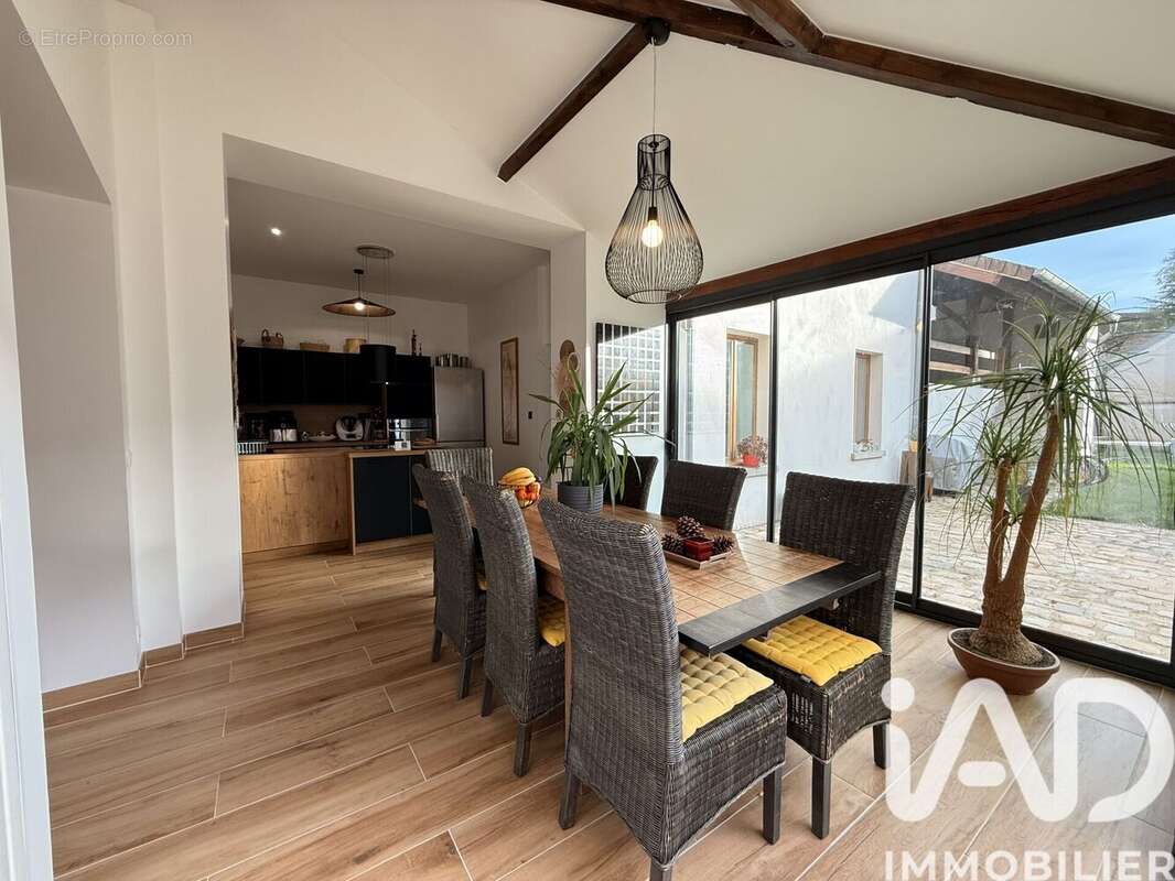 Maison 207 m² à Crecy-La-Chapelle  - photo 8
