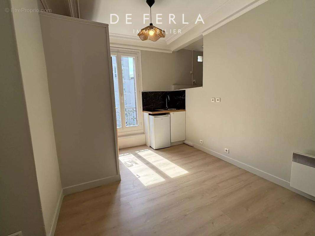 JAURÈS - Studio en dernier étage refait à neuf - photo 2