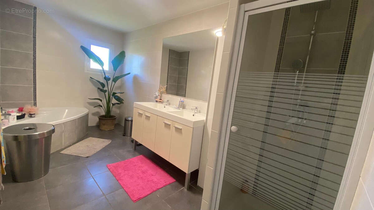 A vendre villa T5 de 158 m2 avec garage et piscine sur une parcelle de 1060 m2 à Narbonne - photo 8