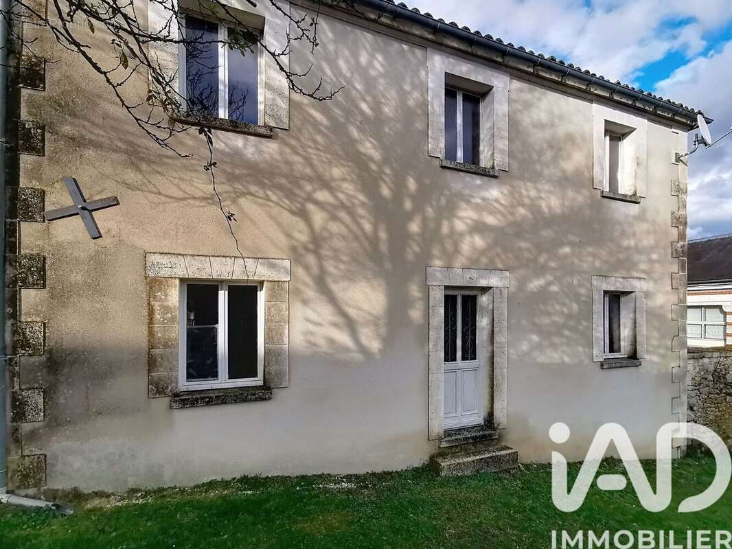 Maison 220 m² à Charras  - photo 2
