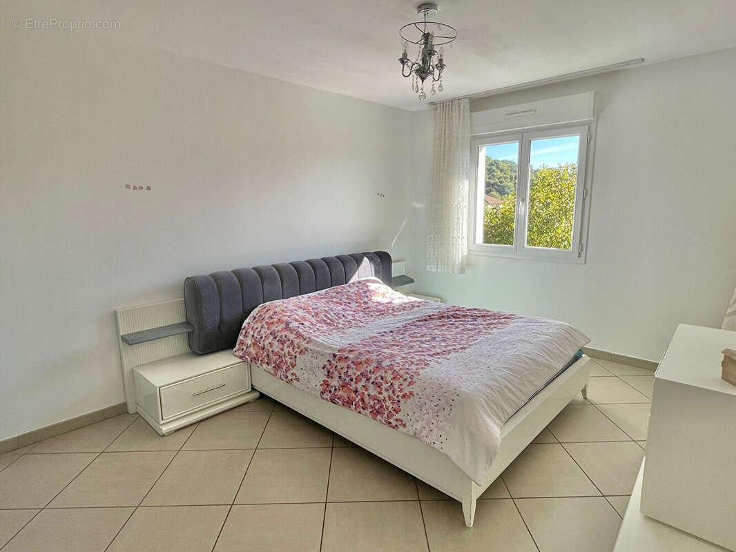 Maison à SAINT-CLAIR-DE-LA-TOUR