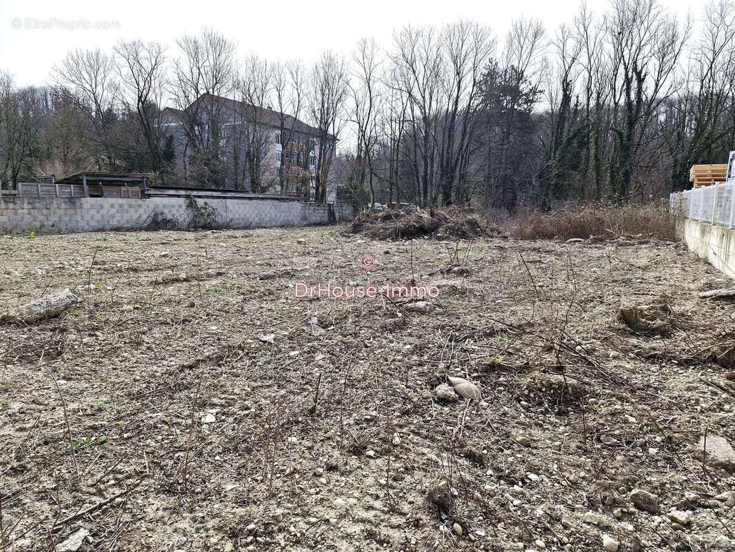 Terrain à SAINT-CLAIR-DE-LA-TOUR