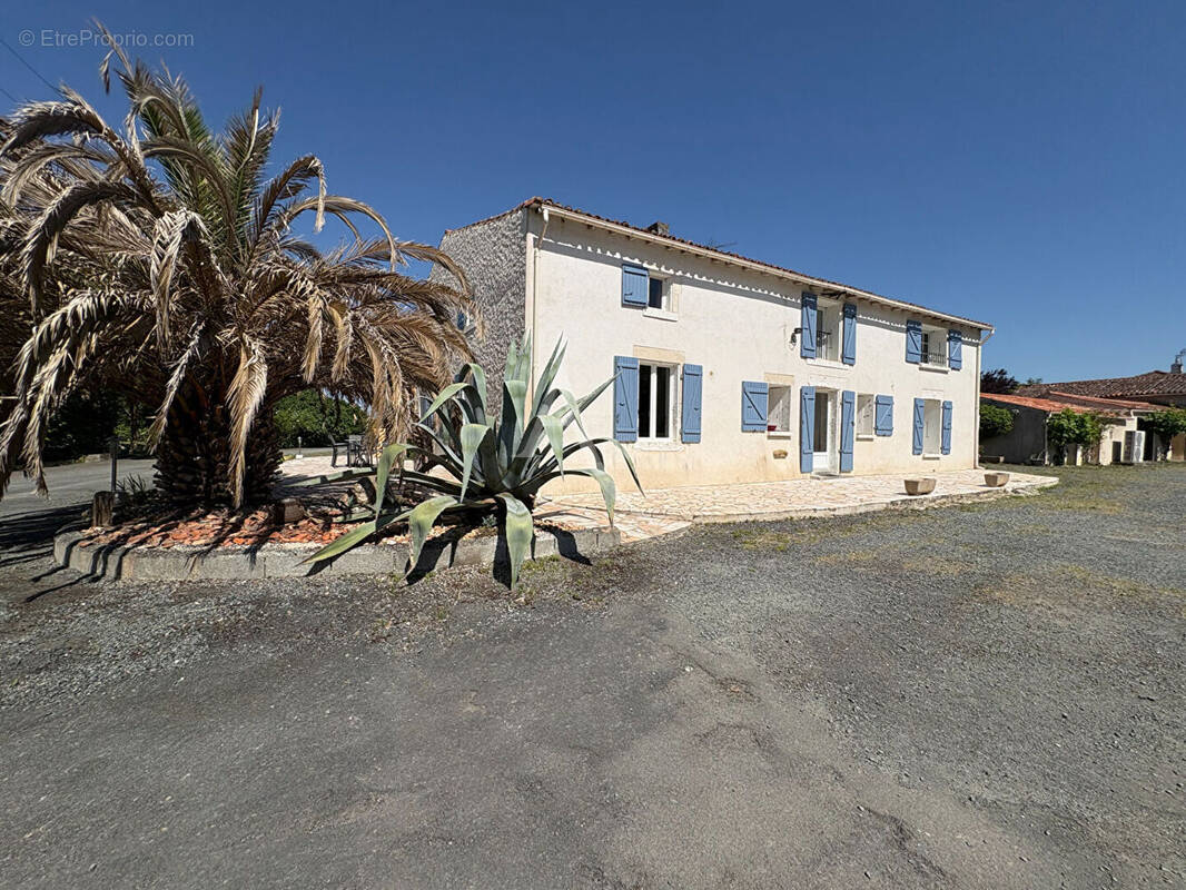 Maison à LE POIRE-SUR-VELLUIRE