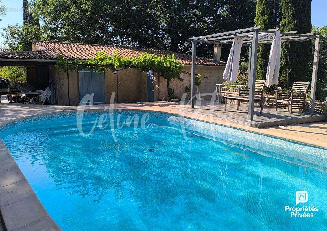 Exclusivité : Maison 98 m² + 2 dépendances T2 & studio - Terrain 3 200 m² - Piscine - photo 8