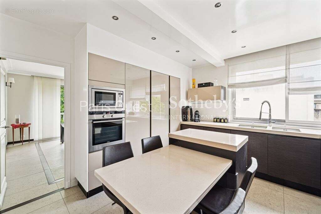 Appartement à NEUILLY-SUR-SEINE