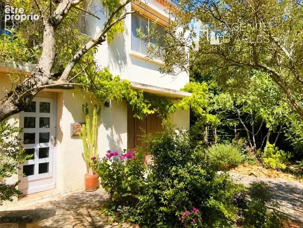 Arles Monplaisir – Élégante maison -  220m² de volumes et un jardin préservé au calme - photo 4