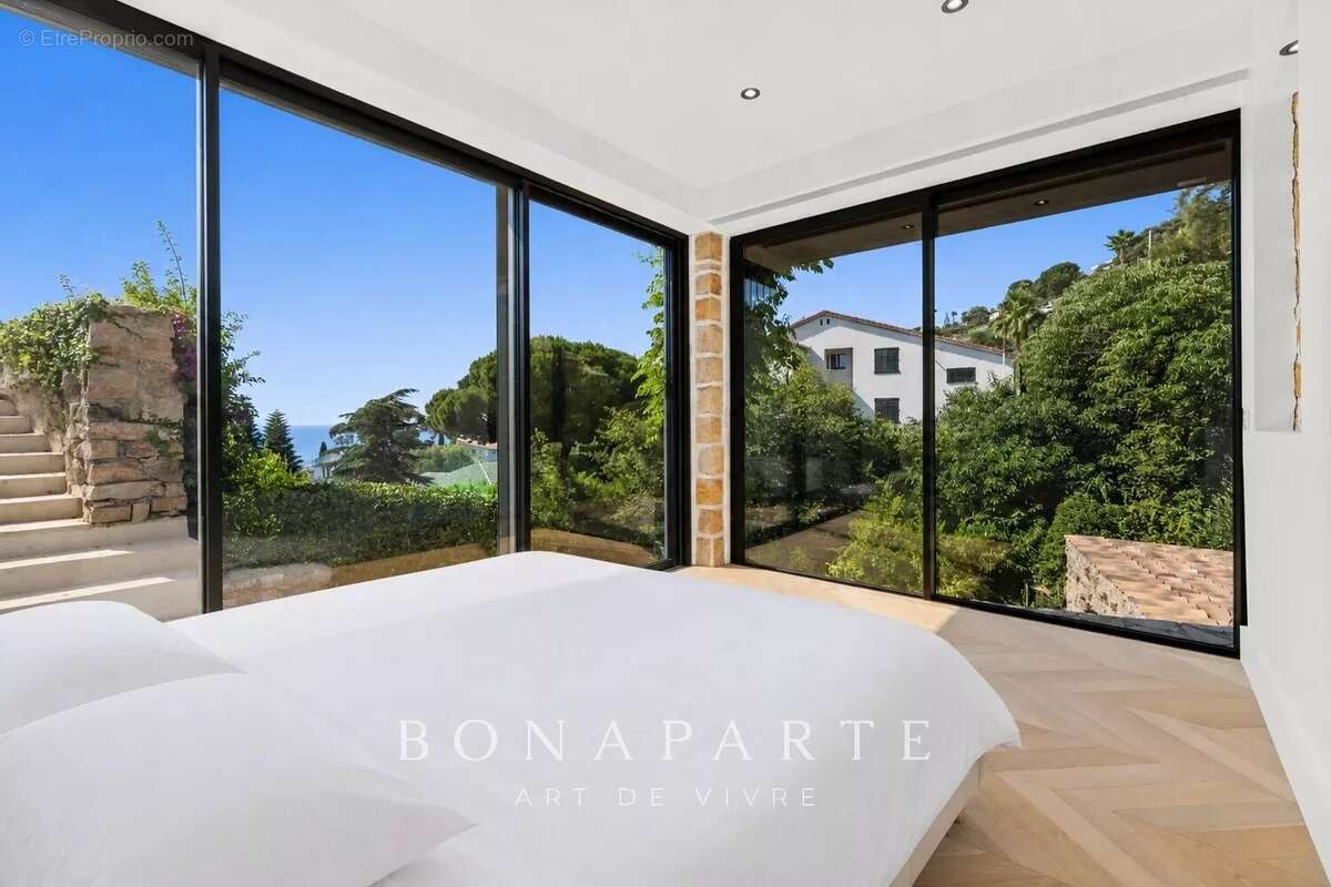 Aux portes de SUPER CANNES, élégante villa entiérement rénové - vue mer panoramique - position dominante - photo 14