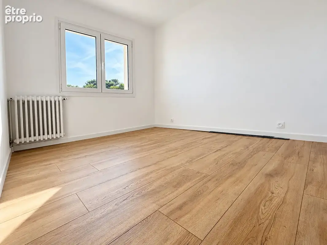 ** Sur le Port - VUE MER ** APPARTEMENT 3 Pièces **  Climatisé ** Dernier étage avec Ascenseur ** (83430)  SAINT MANDRIER SUR ME - photo 9