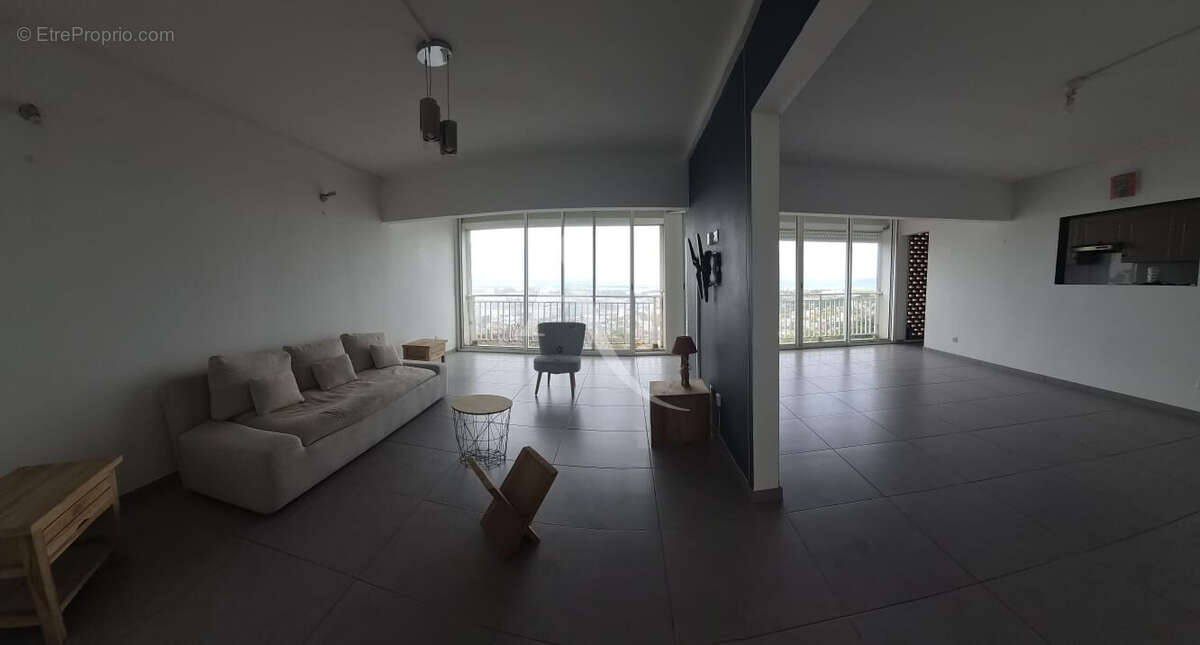 A SAISIR : appartement T4 118.62 m² Fort-de-France. - photo 2