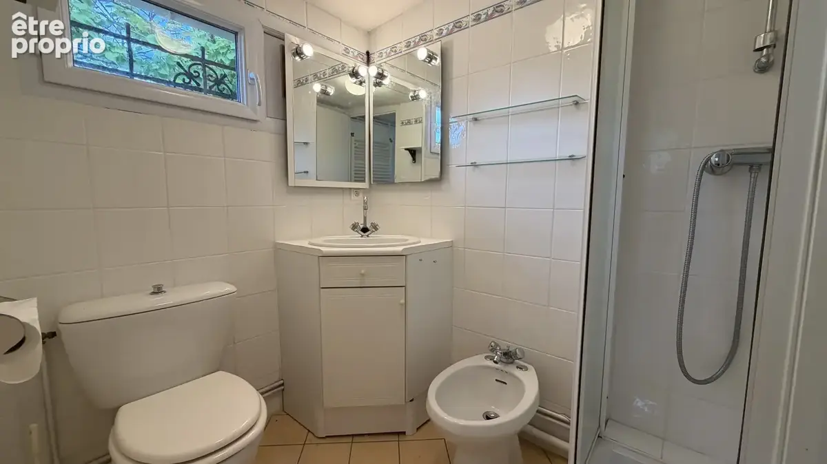 Maison avec garage et dépendance - photo 11