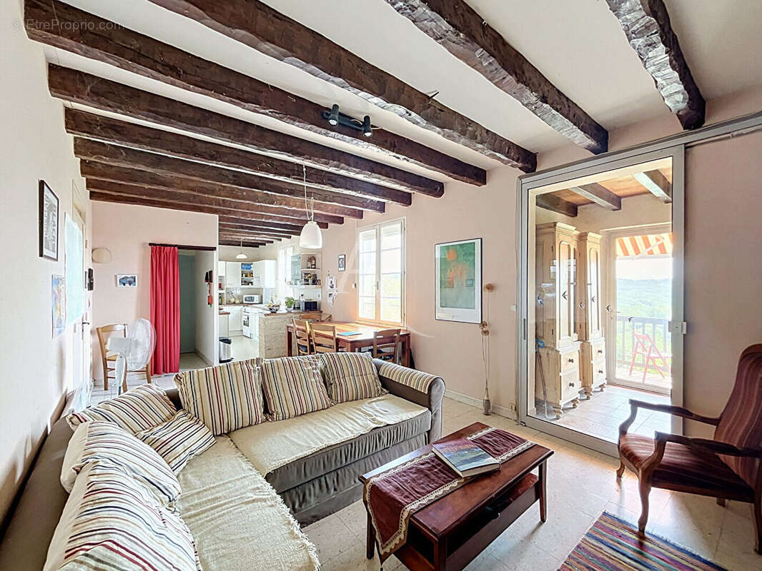 Maison familiale de 4 chambres avec piscine, jolie vue dégagée et 5 766m² de terrain. - photo 4