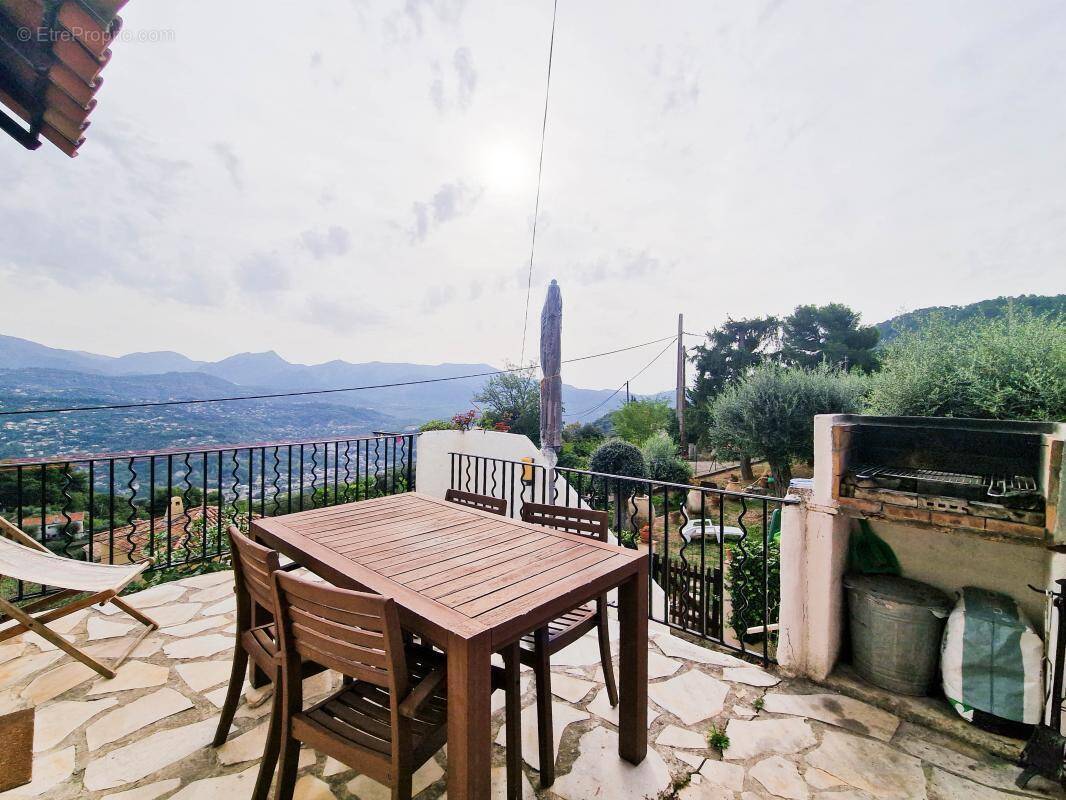 Maison à CHATEAUNEUF-VILLEVIEILLE