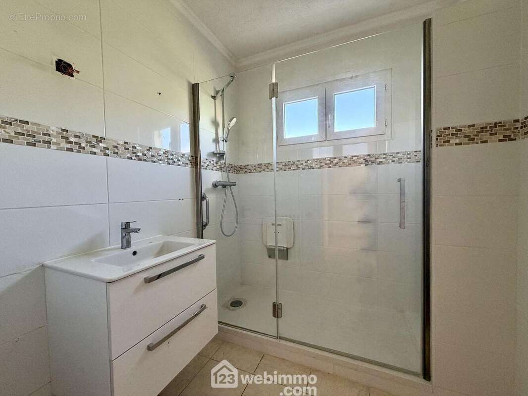 Salle d'eau avec fenêtre - Appartement à BASTIA