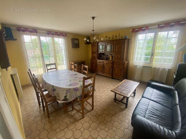 Maison des années 1970 avec sous-sol sur terrain clos de 680 M2 - photo 6