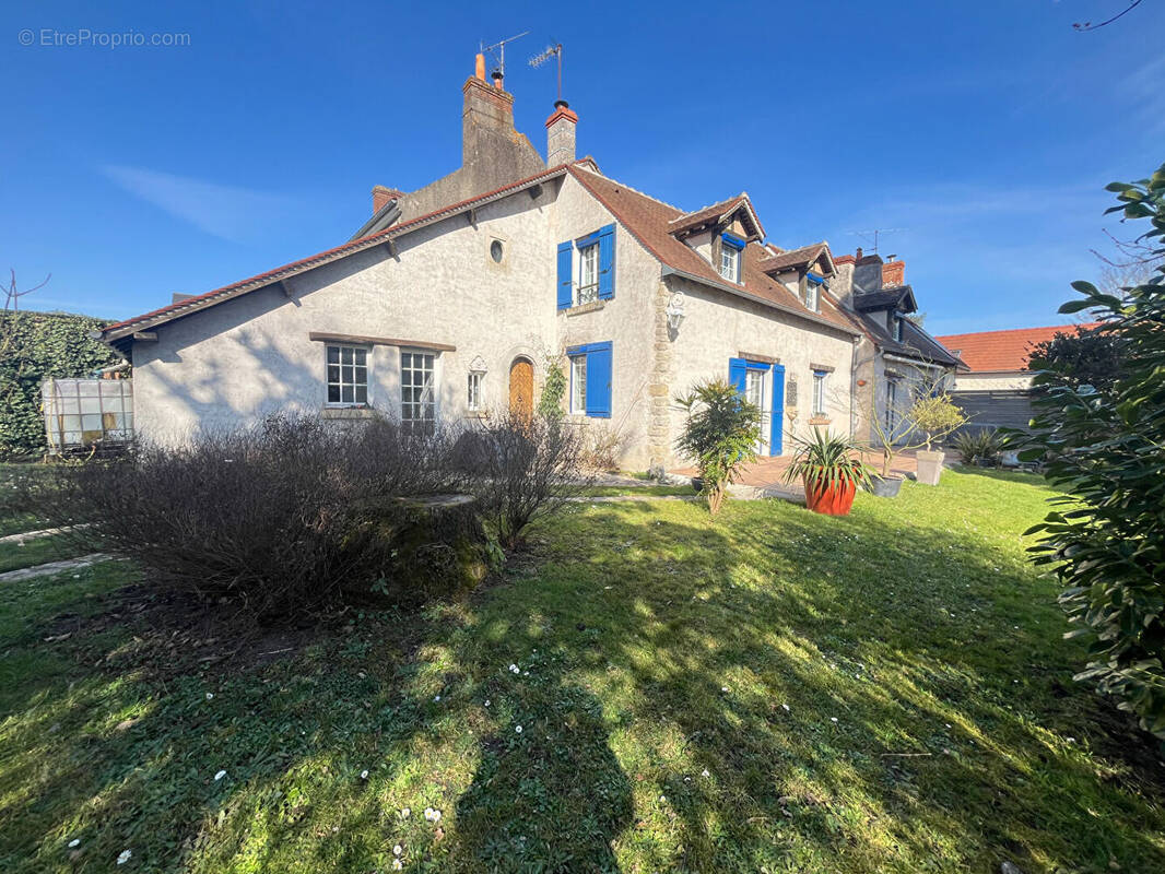Maison à SAINT-DENIS-DE-L'HOTEL