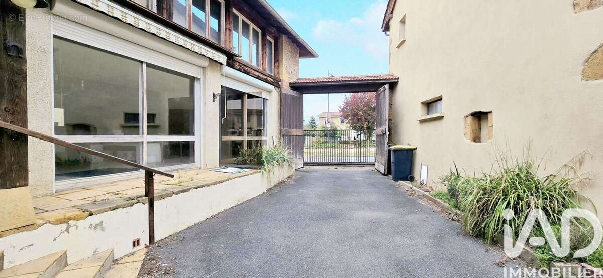 Appartement 211 m² à Eveux  - photo 2