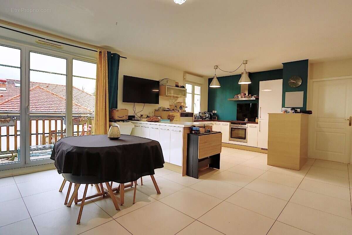 Grand Séjour Cuisine - Appartement à VILLY-LE-PELLOUX