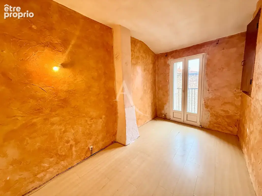 THUIR : Centre ville - maison de village, de 50 m² en R +2. - photo 9