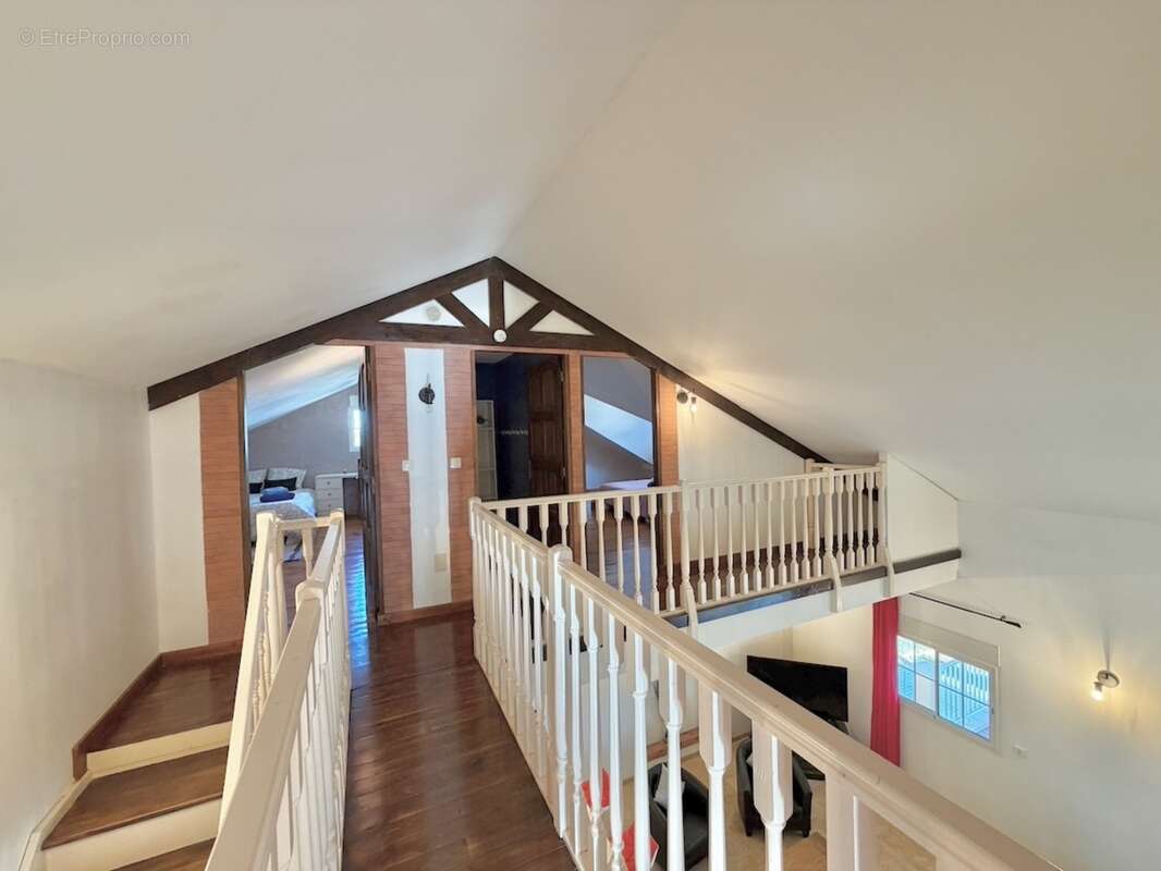 À vendre – Villa T11 d'exception avec piscine, jacuzzi et fort potentiel locatif – Mont-Vert-les-Bas (Saint-Pierre) - photo 11