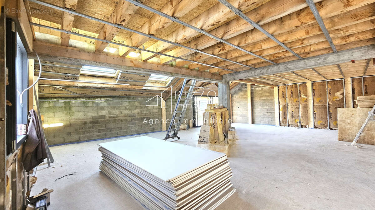 CHEVRY, Attique en duplex, T5 de 137m2 dans grange rénovée - photo 6