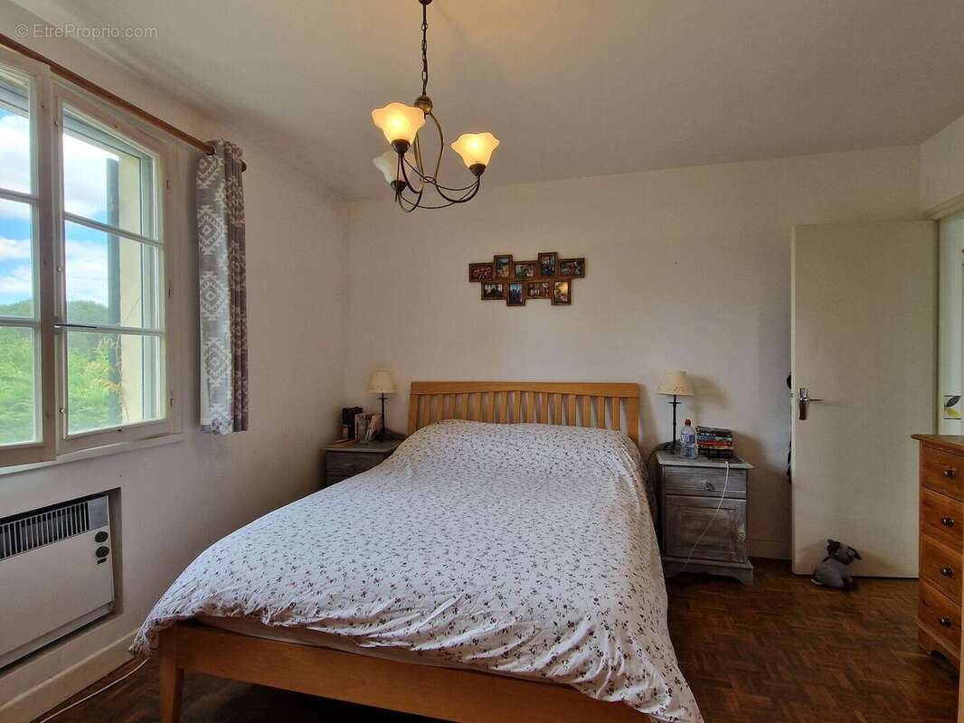 Maison 4 chambres, dépendance, piscine et jardin proche du village. - photo 11