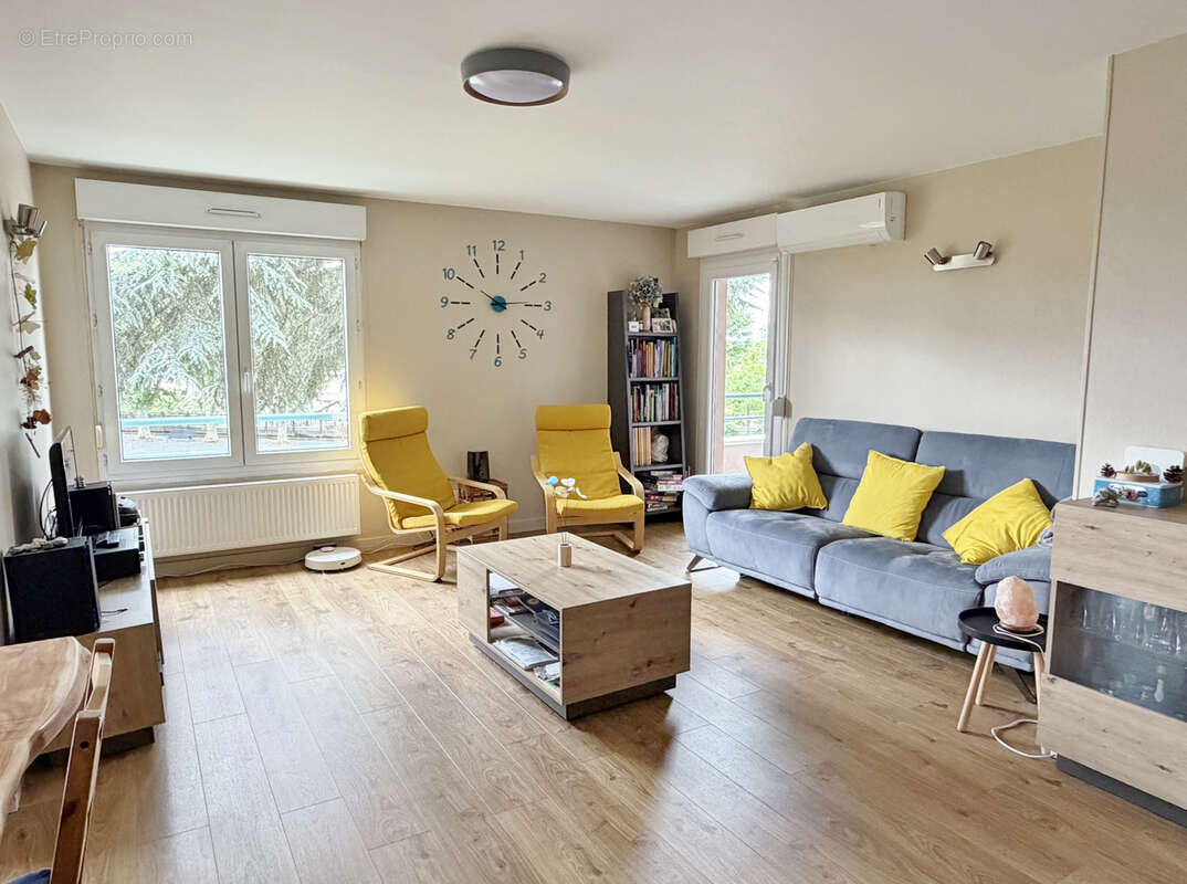 Appartement à GREZIEU-LA-VARENNE