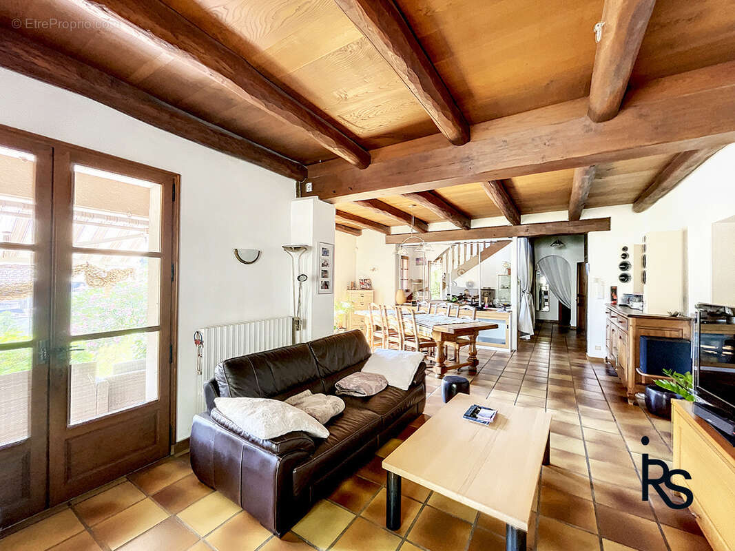 Une villa de 212 m2 avec 3797 m2 de jardin et piscine, 5 chambres et un bureau, garage et caves en RDC. - photo 15
