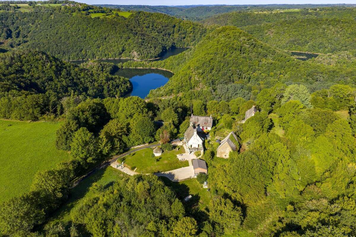 Maison à SAINT-MARTIN-CANTALES