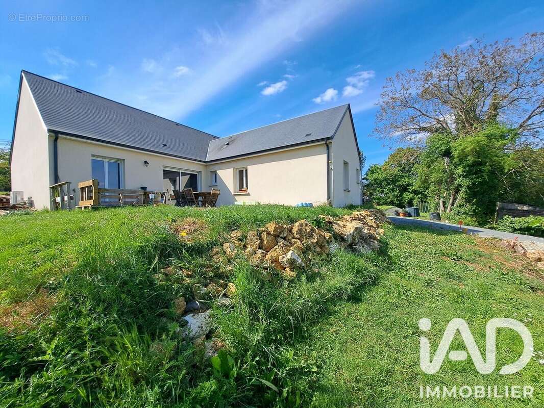 Maison 111 m² à Beaumont-La-Ronce  - photo 2